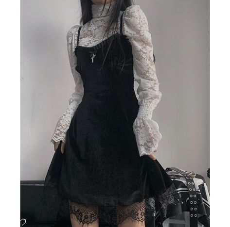 Black And White Victorian Dress, Alt Black Dress, Elegant Goth Outfits Classy, Black And White Goth Outfit, Victorian Gothic Aesthetic Outfit, Gothic Vampire Aesthetic Outfit, Formal Alternative Outfit, Dark Romantic Academia, Vampirecore Outfits