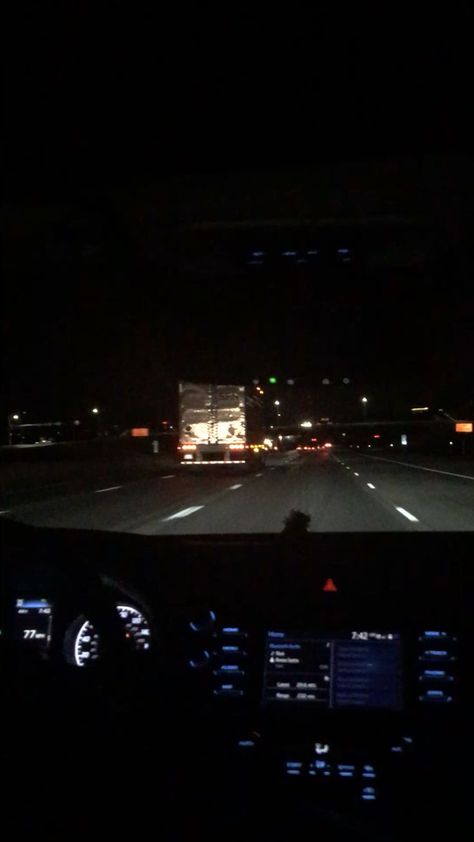 Road Trip At Night, Road Trip Video, Road Video, Night Road, Story Ideas Pictures, Night Scenery, Driving Photography, Instagram Ideas Photography, Photos Tumblr