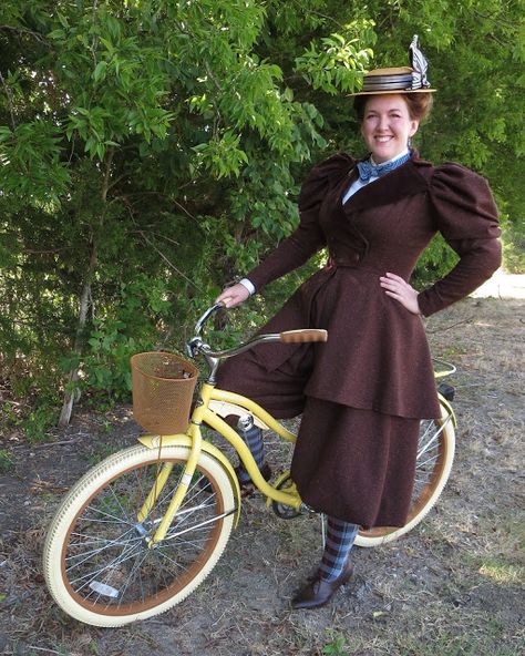 Festive Attyre: Victorian Cycling Costume Edwardian Cycling Outfit, Bee Costumes, 1890 Dress, Steampunk Patterns, Tweed Ride, Tweed Run, Cycling Suit, 1890s Fashion, Biking Outfit