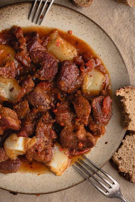 Boneless Pork Shoulder, Pork Stew, Sausage And Peppers, Boneless Pork, Pork Dishes, Stew Recipes, Greek Recipes, Mediterranean Recipes, Main Meals