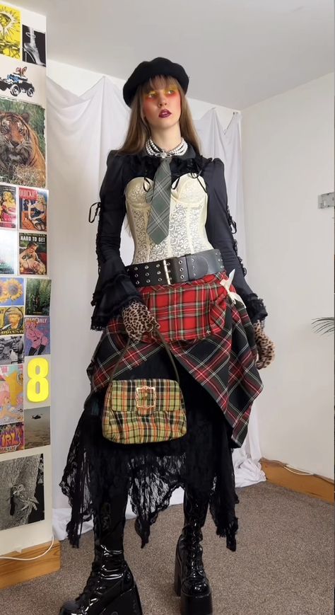 Vivienne Westwood Makeup, 90s Vivienne Westwood, Ropa Upcycling, 50 Years Ago, Estilo Punk, Alt Fashion, Swaggy Outfits, Alternative Outfits, Aesthetic Makeup