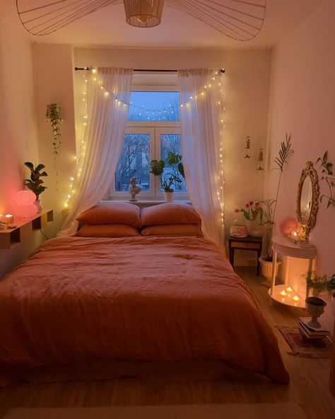 Cozy Aesthetic Room, Cute Apartment, Aesthetic Bedroom Ideas, Creative Interior Design, Light Decor, Cozy Evening, Interior Design Concepts, Cozy Aesthetic, Home Inspo