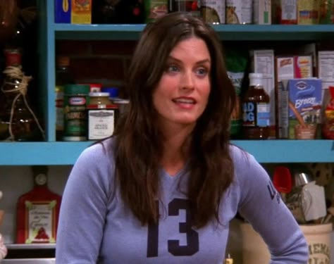 Monica Season 8 Hair, Monica Geller Layered Hair, Monica Season 7 Hair, Monica Geller Hair Season 8, Friends Hairstyles Monica, Pheobe Buffay Haircut, Monica Hairstyles Friends, Monica Friends Haircut, Monica Geller Long Hair