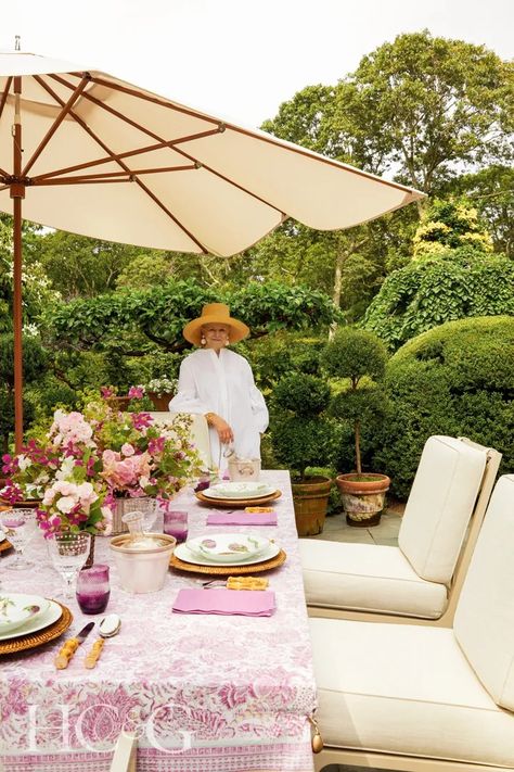 At Home With Charlotte Moss - Cottages & Gardens Spanish Farmhouse, Charlotte Moss, Hamptons New York, Hampton Home, Estate Garden, Summer Table, Hosting Guests, Hamptons House, Summer Tables