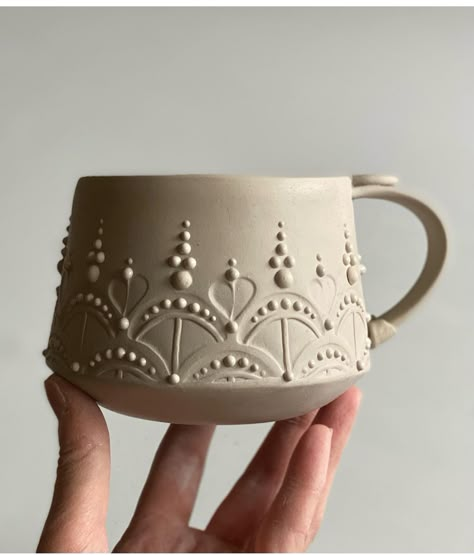 Slip Pottery Designs, Coffee Mug Ceramic, Slip Trailing Pottery, Slip Trailing, Pottery Slip, Clay Slip, Ceramics Pottery Mugs, Coil Pottery, Diy Pottery Painting