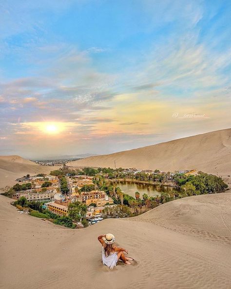 Come to Perú on Instagram: “Nuestra primera parada fue en Huacachina, este oasis es simplemente impresionante e increíble. Te traslada a otro mundo. Foto de…” Desert Pics, Huacachina Peru, Oasis In The Desert, Peru Travel Guide, Desert Oasis, Peru Travel, Camping Experience, Machu Picchu, In The Desert