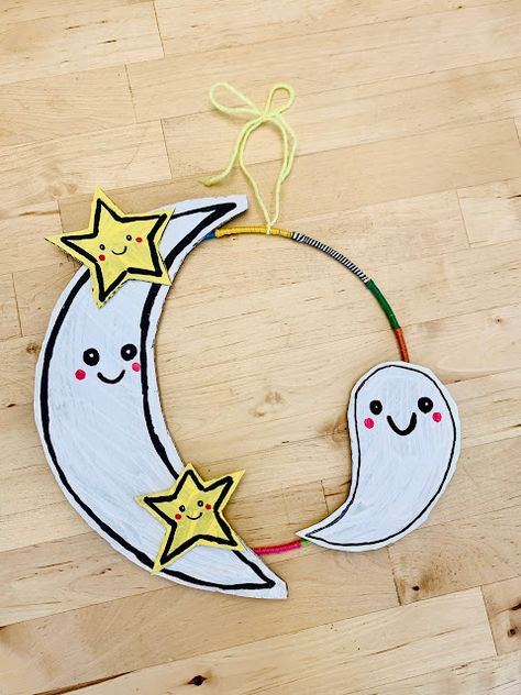 Halloween Wreath Ideas, Diy Moon, Felt Birds Ornaments, Cardboard Craft, Moon Crafts, Ornament Template, Halloween Arts And Crafts, Halloween Moon, Kid Art