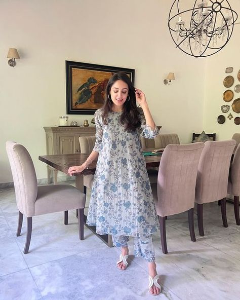 Tarini Manchanda on Instagram: "A day spent at home or stepping out for lunch, or for festivities - there’s an ease that comes with a beautiful cotton suit, that honestly not many other types of clothes can offer! Especially for this weather, Im enjoying wearing this @vaayuclothing blue floral and light set today 💙 #ootd #easydressing #mondayblues" Floral Churidar, Look Academia, Academia Aesthetic Outfit, Stylish Kurtis Design, Sustainable Womens Clothing, Anarkali Dress Pattern, Simple Kurta Designs, Desi Fashion Casual, Natural Clothing