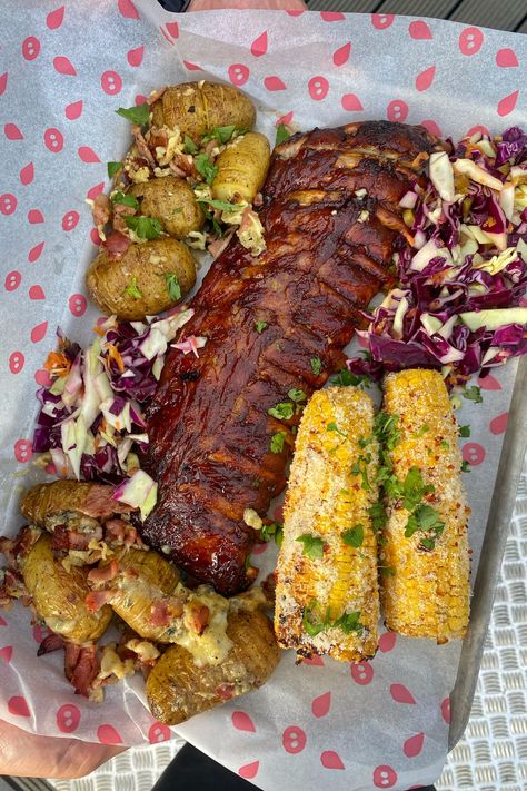 Ribs Plate Presentation, Ribs Presentation Ideas, Ribs Platter Ideas, Rib Meal Ideas, American Bbq Food Ideas, Mexican Bbq Ideas, Ribs And Potatoes, Cheesy Hasselback Potatoes, Food Side Dishes