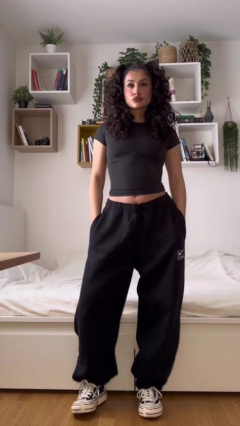 Gym Casual Outfit Street Styles, Edgy Sweatpants Outfit, Black Sweatpants Gym Outfit, Sweatpants And Baggy Shirt Outfit, Y2k University Outfit, Y2k Outfits Comfy, Kozinx Outfits, Black Sweatpants Outfit Summer, Baggy Black Sweatpants Outfit