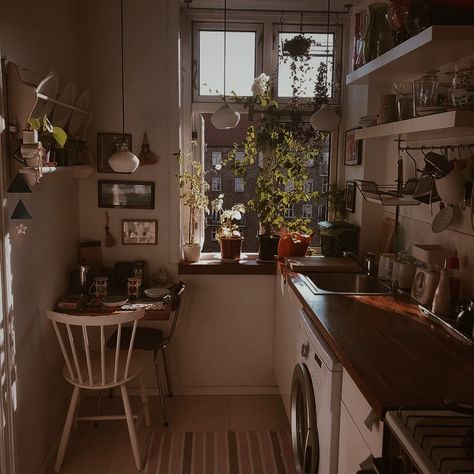 Berlin Style Apartment, Small Cozy Kitchen Aesthetic, Cozy Flat Aesthetic, Open Kitchen Aesthetic, Small New York Apartment Aesthetic Cozy, Studio Apartment London, Cozy Aesthetic Kitchen, Grunge Apartment Aesthetic Kitchen, Paris Kitchen Apartment