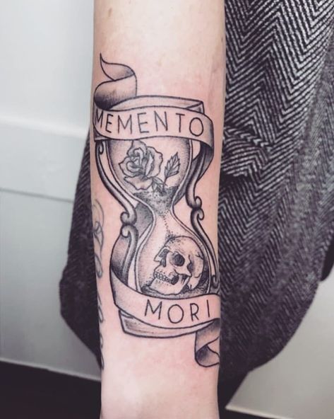 Skull Tattoo Arm, Tattoo Words Design, Momento Mori Tattoo, Memento Tattoo, Tattoo Therapy, Memento Mori Tattoo, Tattoo Signs, 4 Tattoo, Momento Mori