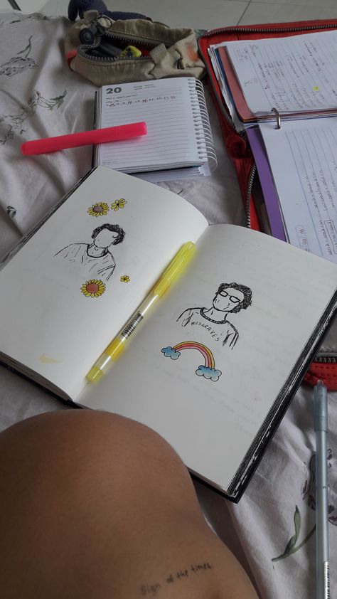 Drawing Harry Styles, Drawing Ideas Easy Doodles, Harry Styles Hands, Harry Styles Drawing, Creative Diary, Drawing Ideas Easy, Easy Doodles, Bullet Journal Notebook, Doodle On Photo