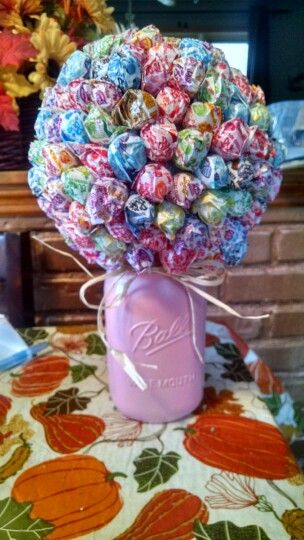 Lollipop bouquet made with a Styrofoam ball, dum dums, and a painted Mason jar. Perfect for a baby shower!  Just stick the lollipops into the Styrofoam ball and I would suggest glueing it to the top of the jar so it doesn't fall off. Dumdum Bouquet, Dum Dum Lollipops Ideas, Guessing Jar Ideas, Dum Dum Bouquet, Guessing Jar, Lollipop Bouquet, Candy Centerpieces, Dum Dums, Mason Jar Projects