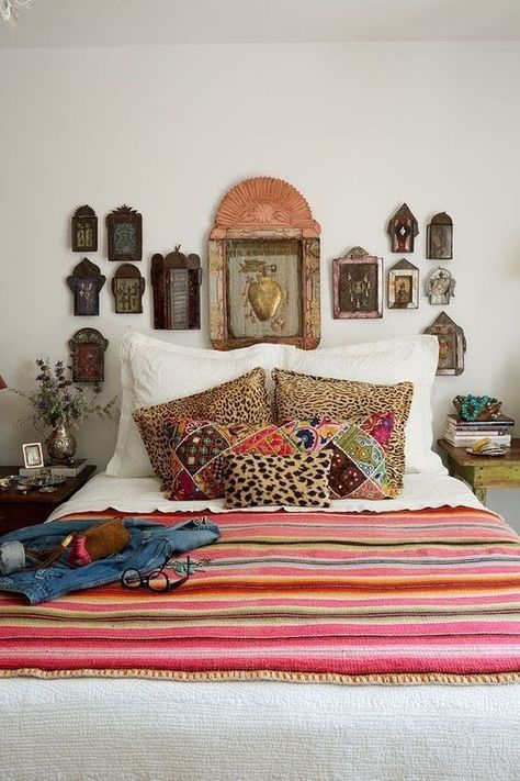 Spanish Style Bedroom, Mexican Bedroom, Bedroom Chic, Bohemian Bedrooms, Romantic Bedrooms, Bedroom Dark, Mexican Home Decor, Mediterranean Home Decor, Mexican Home