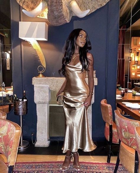 Elegantes Party Outfit, Satin Dress Outfit, Gold Evening Dress, Prom Dress Gold, Slip Dress Outfit, Evening Dress Black, Girl Aesthetics, Gold Evening Dresses, Gold Prom Dresses