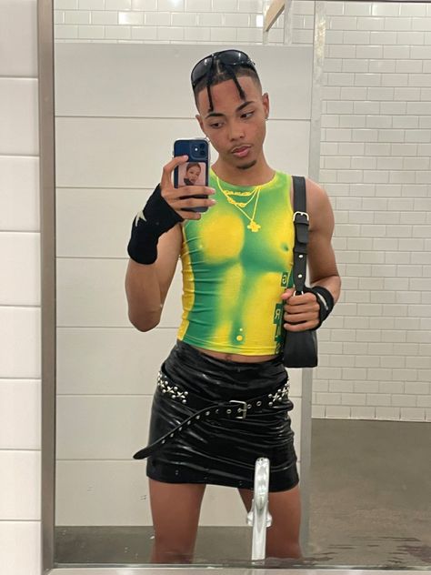 Festival Looks Men, Black Trans Men, Men In Feminine Clothes, Queer Fashion Feminine, Queer Fashion Guys, Gay Club Outfit, Feminine Men Fashion, Fem Boy Outfits, Feminine Men