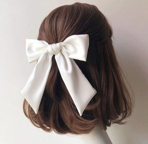 Hair Bow Aesthetic, Bow Aesthetic, Bow Hairstyle, Clip Hairstyles, Ribbon Hairstyle, Hair Ribbons, Peinados Fáciles Para Cabello Corto, Hair Ribbon, Penteado Cabelo Curto