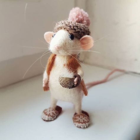 Needle Felted Mouse, Brambly Hedge, Felted Mouse, Needle Felted Christmas, Felting Ideas, Wool Animals, Needle Felting Tutorials, Felt Christmas Decorations, Felt Mouse