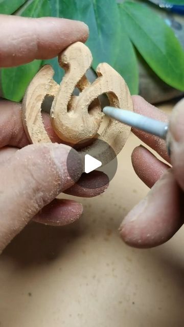 Carving Wood Spirts, Tree Carving Art, Wood Carving Art For Beginners, Ornamental Wood Carving, Sculpture Dremel, Whittling Patterns, Wood Carving Art Sculpture, Wood Carving Tools Knives, Dremel Carving