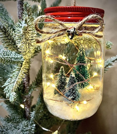 Lanterne fai da te con barattoli di vetro: 9 idee per illuminare il Natale Christmas Mason Jar Ideas, Jars Decoration Ideas, Mason Jar Ideas, Mason Jar Lids Ornaments, Christmas Mason Jars Diy, Mason Jar Lanterns, Mini Mason Jars, Farmhouse Ornaments, Christmas Red Truck