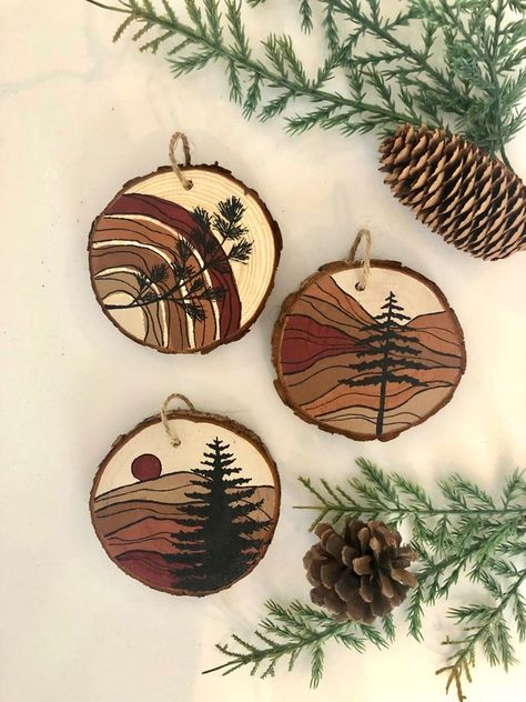 Wood Burned Ornaments, Wood Burn Designs, Wood Slice Art, Wood Slice Crafts, Diy Christmas Tree Ornaments, Wood Burning Crafts, Wood Burning Art, Wood Slice Ornament, Painted Ornaments