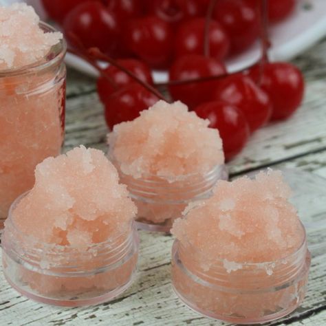 Winter Lip Scrub Diy, Vanilla Homemade, Homemade Lip Scrub, Hippie Juice, Homemade Lotions, Diy Lip Scrub, Diy Scrubs, Homemade Business, Lip Scrub Recipe