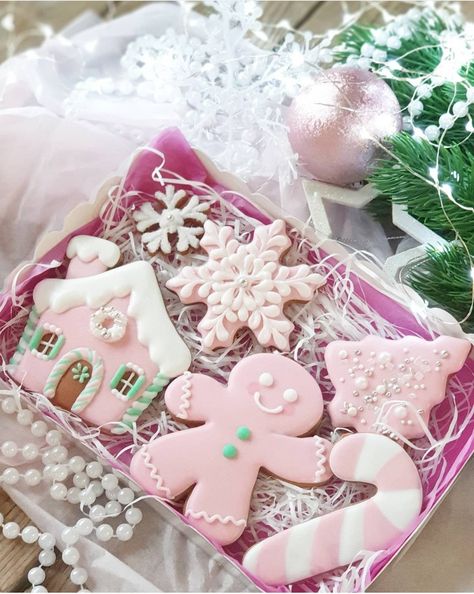 Pink Christmas Cookies, Pink Xmas Tree, Holiday Cookies Decorated, Christmas Sugar Cookies Decorated, Christmas Cookie Box, Gingerbread Party, Ultimate Cookies, Pink Cookies, Festive Cookies