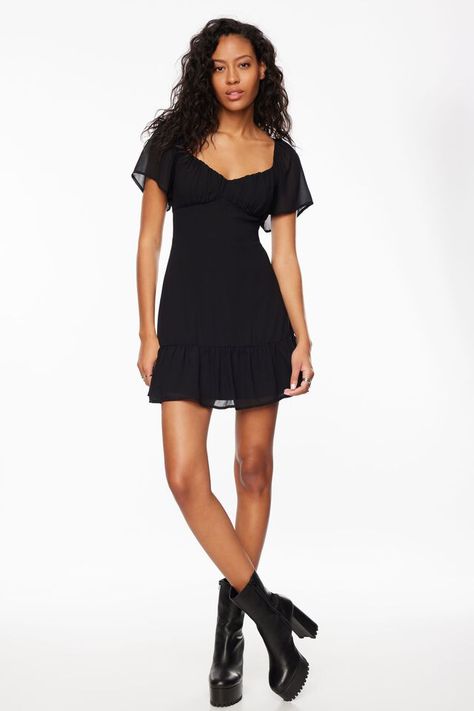 Flowy Short Sleeve Dress, Black Short Formal Dress With Sleeves, Conservative Homecoming Dresses, Semi Formal Dresses Sleeves, Black Mini Dress Short Sleeve, Hoco Dresses Short Sleeve, Black Dress Casual Winter, Short Sleeve Hoco Dress, Short A Line Skirt Outfits