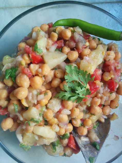 Channa chat, Pakistani traditional food. Pakistani Food Traditional, Food Traditional, Pakistani Traditional, Desi Food, Pakistani Food, Snap Food, Food Snapchat, Tomato Salsa, Traditional Food