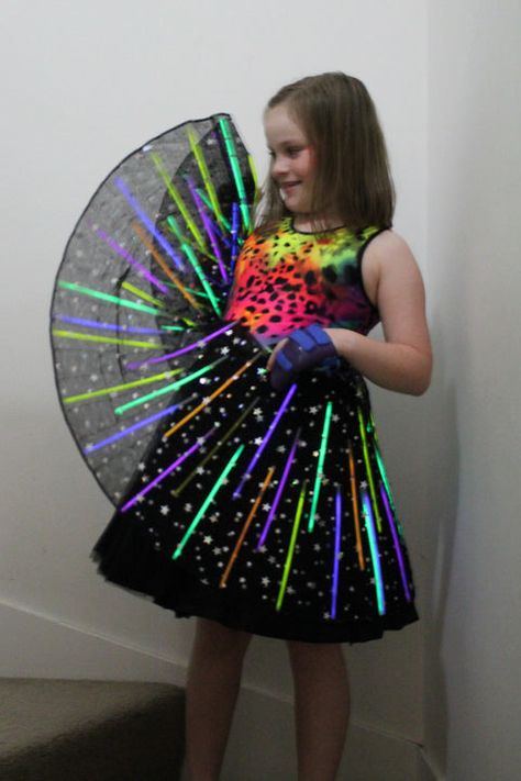 Glow Stick Skirt, Black Light Glow Party Outfit, Glow Stick Dress, Neon Alien Outfit, Glow Party Outfit Kids, Light Up Costumes Diy, Glow Party Dress, Glow Party Outfit Women, Glow In The Dark Outfit Ideas