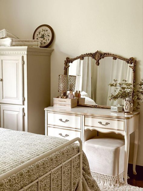 Looking to transform your space? Check out these stunning bedroom decor ideas that will elevate your room to the next level. From cozy and chic to modern and minimalist, find inspiration for your perfect bedroom oasis. Modern Vintage Home Decor Bedroom, French Bedroom Inspirations, Room Inspiration Aesthetic Vintage, French Style Bedroom Vintage, Aesthetic Vintage Bedroom Ideas, Modern Cottagecore Aesthetic, French Room Aesthetic, Introvert Core, Vintage Feminine Bedroom