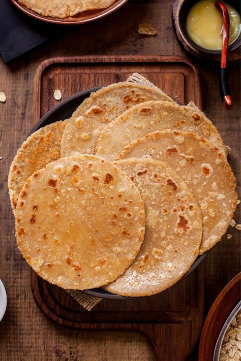 Top view of 6 Oats Flour roti (flatbreads) placed on a black plate. Gluten Free Roti Recipe, Oats Recipes Indian, Gluten Free Roti, Oats Flour, Oat Flour Recipes, Roti Recipe, Paratha Recipes, Flatbread Recipes, Dairy Free Options