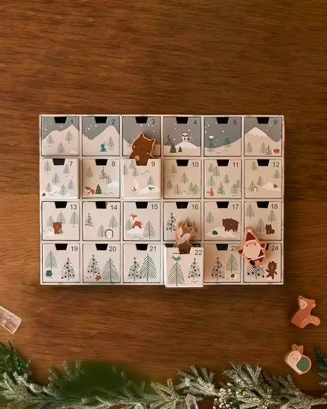 12 calendriers de l’Avent à remplir | Shake My Blog Traditional Advent Calendar, Large Cardboard Boxes, Christmas Toys, Grey Wood, Cardboard Box, 9 And 10, Advent Calendar, Advent, Christmas Tree