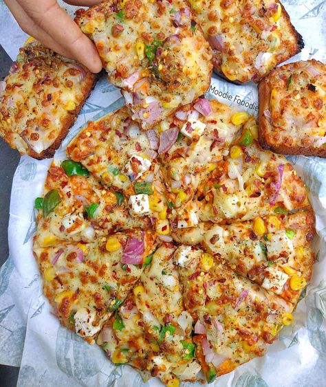 Moodie Fooodie (Yukta Arora) on Instagram: “Pizza is the answer no matter whatever the question is 😍😍 .  Also guyzz I m really sorry  not replying to your dms. Also I won't be able to…” Supreme Pizza, Food Captions, Vegetarian Fast Food, Vegetarian Pizza, Vegetarian Snacks Recipes, Food Babe, India Food, Vegetarian Snacks, Yummy Comfort Food