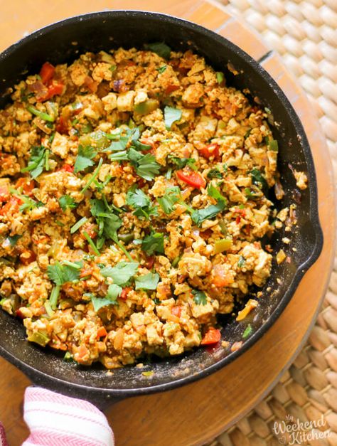 Vegan tofu scramble is a delicious and hearty breakfast made with seasonal vegetables and tofu. The soft tofu and crunchy vegetables make a great combination. Vegan Tofu Scramble, Egg Bhurji, Bhurji Recipe, Tofu Scramble Vegan, Scrambled Tofu Recipe, Breakfast Scramble, Scrambled Tofu, Egg Tofu, Pav Bhaji Masala