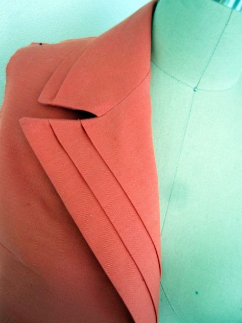 pleated collar and lapels Detail Couture, Fashion Draping, Pleated Collar, Sewing Collars, Origami Fashion, Maria Magdalena, Kitenge, Blazer Designs, Clothing Details