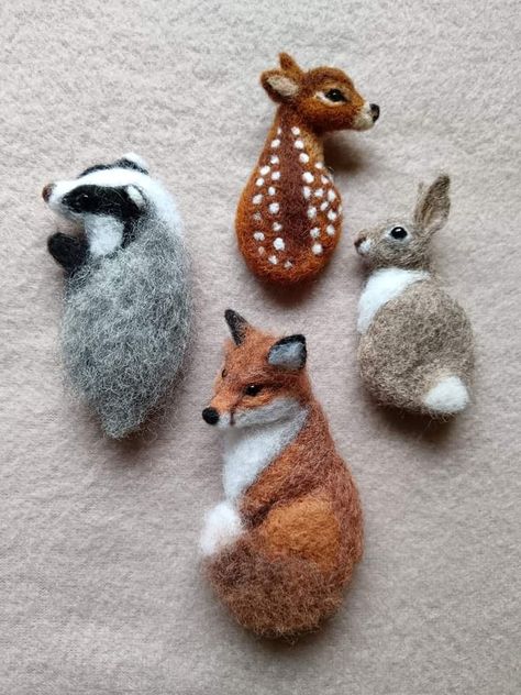 Felted Woodland Creatures, Simple Felt Animals, Needle Felt Bird, Needle Felt Ideas, How To Needle Felt, Christmas Needle Felting Ideas, Needlefelt Christmas, Needle Felt Animals, Types Of Clay