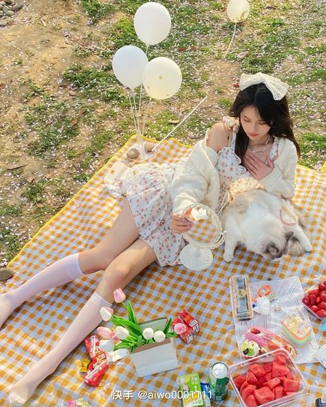 Garden Picnic Outfit, Summer Picnic Photoshoot, Tema Prewedding, Picnic Poses, Picnic Outfit Ideas, Couple In Rain, Picnic Photo Shoot, Cottagecore Picnic, Japan Autumn