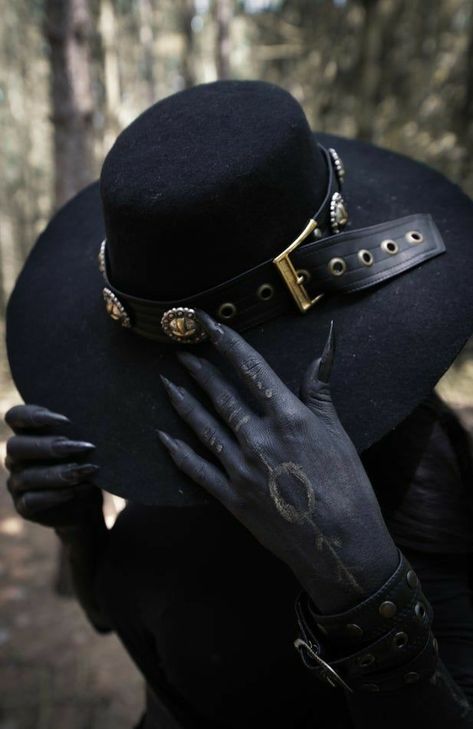 Southern Gothic Fashion, Goth Cowboy, Western Goth, Brown Hairstyles, Toxic Vision, Hat Aesthetic, Cowboy Aesthetic, Hair Color Brown, Goth Beauty