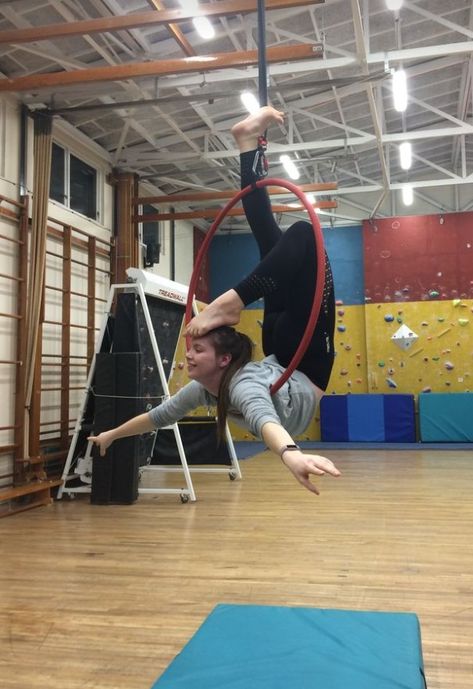 Aerial Silks Beginner, Aerial Hoop Moves, Aerial Lyra, Lyra Aerial, Aerial Gymnastics, Aerial Yoga Poses, Yoga Poses Photography, Gymnastics Tricks, Flexibility Dance