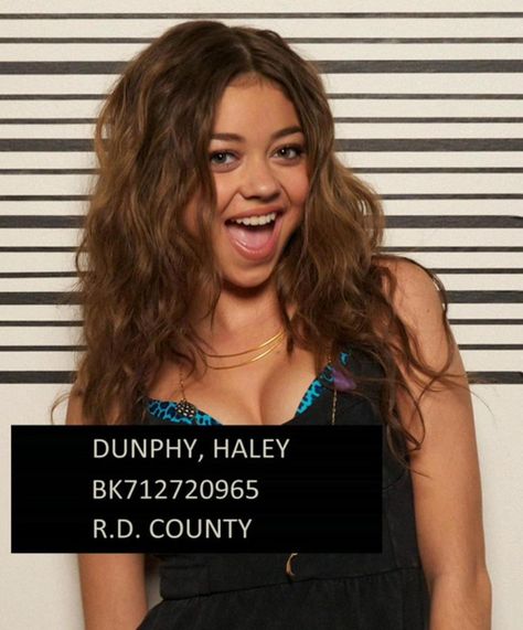 𝒱𝒾𝑜𝓁𝑒𝓉𝒮𝒽𝑒𝓁𝓁 on Instagram: “Haley Dunphy’s mugshots in ‘Modern Family’, 2012” Hailey Modern Family, Hailey Dunphy, Modern Family Sarah Hyland, Haley Modern Family, Modern Family Haley, Haley Dunphy, Celebrity Mugshots, Tv Icon, Sarah Hyland