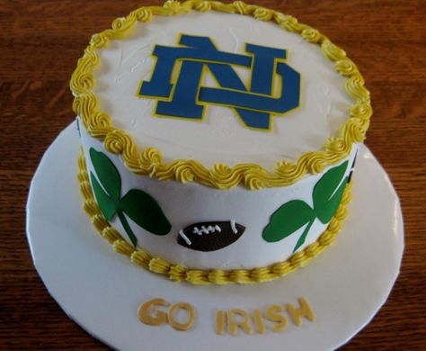 Notre Dame Kev would LOVE me if i made this for his birthday!! Notre Dame Cake, Victory Cake, Birthday Cake 9, Irish Cake, Teacher Cakes, Irish Desserts, 10 Cake, Go Irish, Cake Central