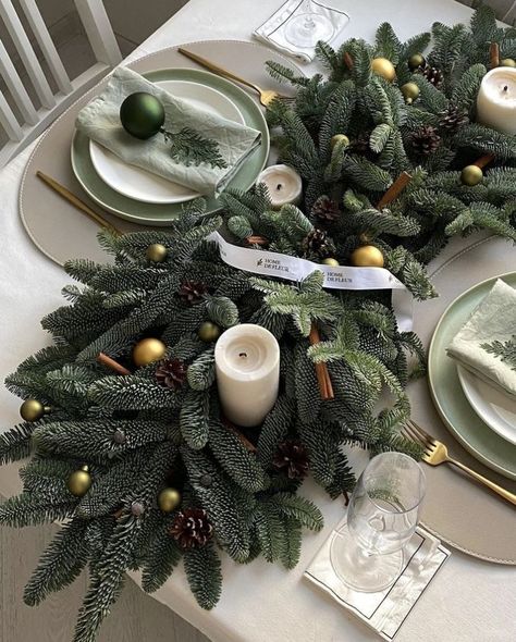 Xmas 2023 Trends, Christmas Pinterest Board, Gif Ideas, Christmas Party Table, Decoration Pieces, Christmas Dinner Table, Amazon Decor, Christmas Tablescape, Cosy Christmas