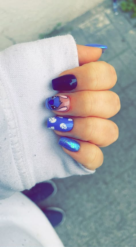 Disney Stitch Nail Designs, Stitch Disney Nail Art, Simple Lilo And Stitch Nails, Stitch Short Nails, Stitch Nail Designs Short, Pink Stitch Nails, Stitch Nail Designs Easy, Lilo Stitch Nails, Short Stitch Nails