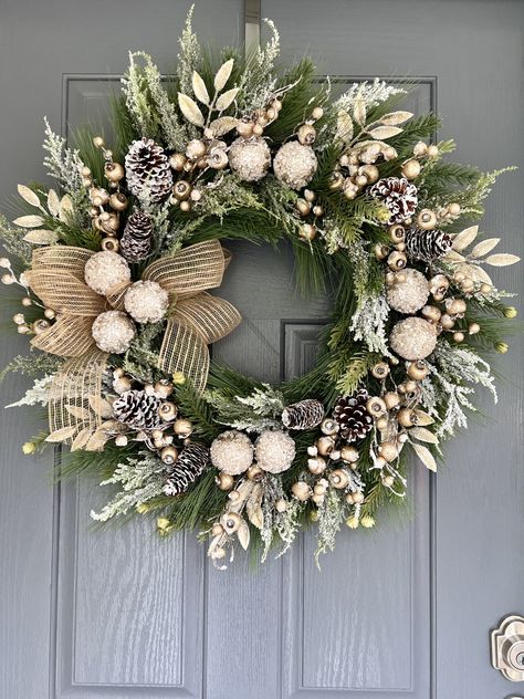 Christmas Wreath And Garland Front Door, Christmas Wreath With Gold Accents, Boho Wreath Christmas, Green And Gold Wreath Christmas, Christmas Wreath 2023, Cream Christmas Decor, Neutral Christmas Wreath, Boho Christmas Wreath, Green And Gold Christmas Decor