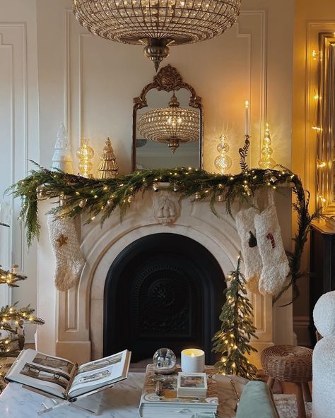 Holiday Decor Trends, Cozy Christmas Living Room, White Christmas Lights, Holiday Mantel, Christmas Apartment, Modern Christmas Decor, Christmas Mantel Decorations, Christmas Decorations Living Room, Christmas Mantle