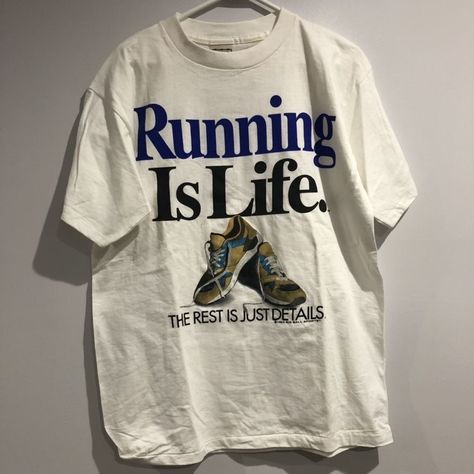 Vintage Running, Graphic Shirt Design, Shirt Design Inspiration, Tee Shirt Designs, Running Shirts, Apparel Design, Colorful Hoodies, Tee Design, Look Cool