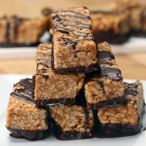 Chocolate Peanut Butter Rice Crispy Bars Recipe by Tasty Peanut Butter Rice Crispy Bars, Peanut Butter Rice Krispie Bars, Peanut Butter Rice Crispy, Peanut Butter Rice Crispies, Rice Crispy Bars, Rice Krispie Bars, Chocolate Videos, Cereal Treats, Desserts Vegan