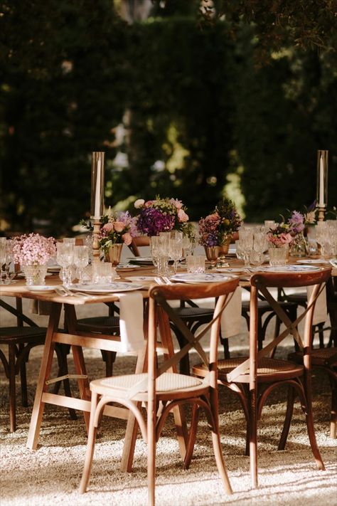 Pastel colored flowers, golden shades and multifaceted glass have given this naked wooden table a vintage and romantic feel. | Tuscany wedding | Flower Designer: @MariellaCarolaFiori Wooden Tables Wedding, Autumn Wedding Table Decorations, Autumn Wedding Table, Fall Wedding Table Decor, Tables Wedding, Fall Wedding Tables, Colored Flowers, Wedding Table Decorations, Tuscany Wedding